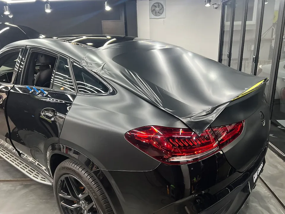 Mercedes-Benz GLEのカーラッピング事例|サテンメタリックブラックロックグレー 施工写真 3-3