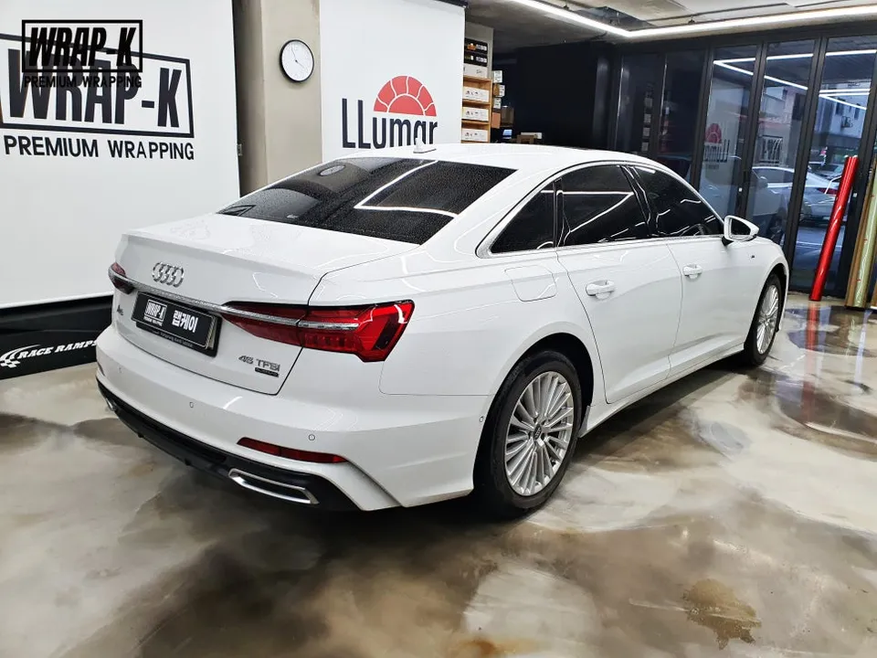 Audi A6のカーラッピング事例｜高光沢フィルムで高級感アップ 施工写真 3-1