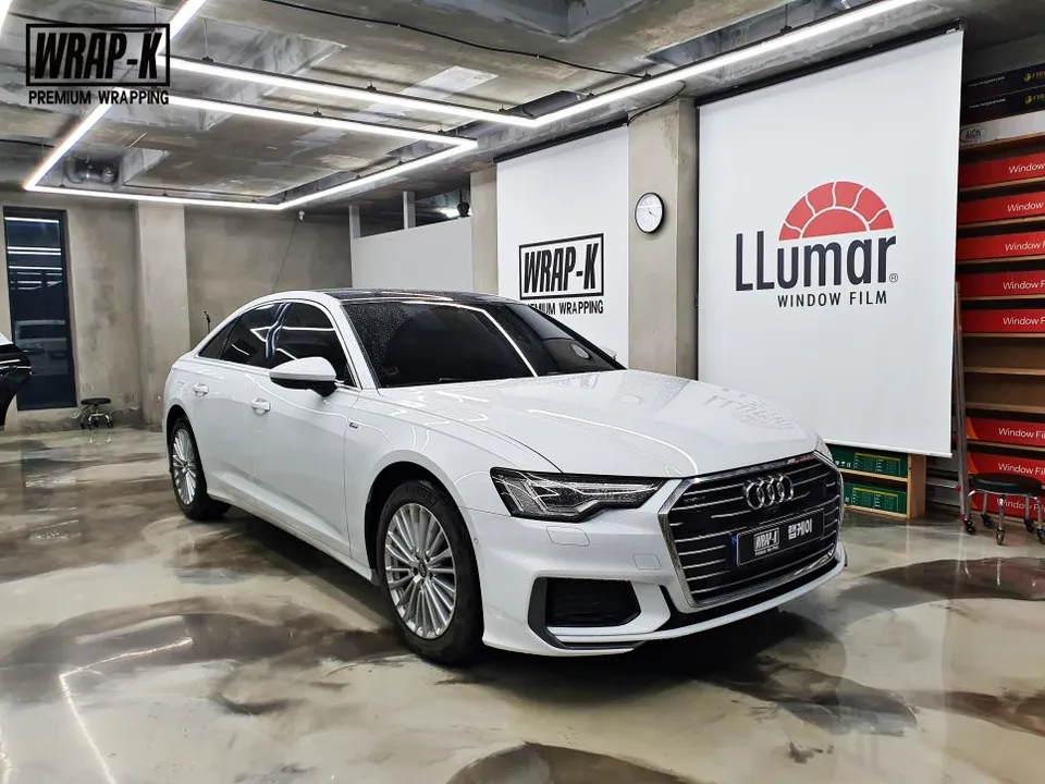 Audi A6のカーラッピング事例｜高光沢フィルムで高級感アップ 施工写真 1-2