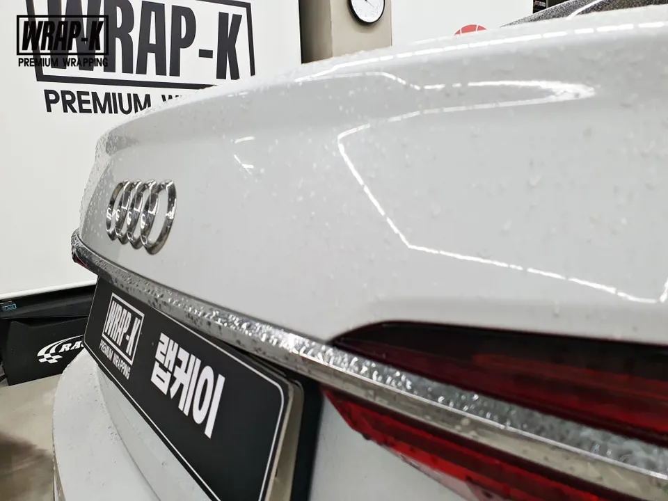 Audi A6のカーラッピング事例｜高光沢フィルムで高級感アップ 施工写真 3-3