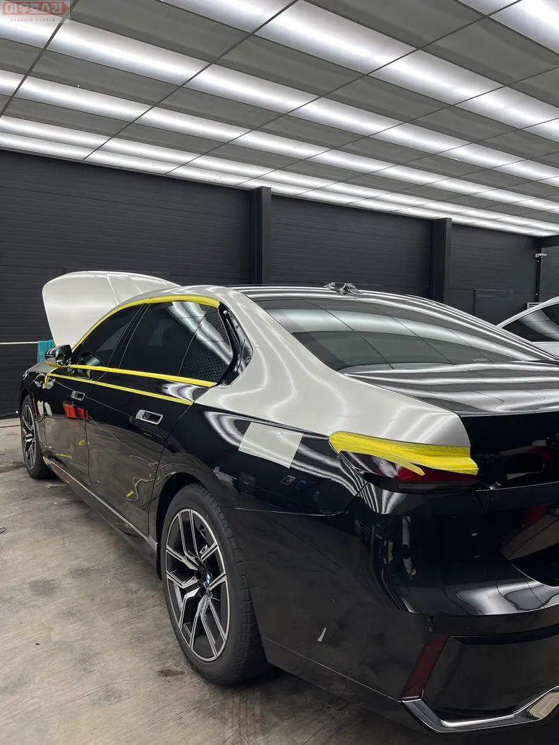 BMW 7 Series vinyl wrap - BMW 7 Series Vinyl Wrap Review: Champagne Gold Duo-Tone Elegance photo 3