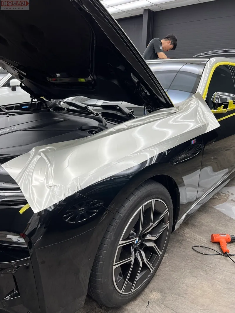 BMW 7 Series vinyl wrap - BMW 7 Series Vinyl Wrap Review: Champagne Gold Duo-Tone Elegance photo 4