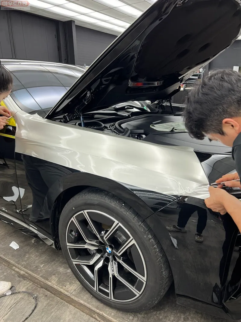 BMW 7 Series vinyl wrap - BMW 7 Series Vinyl Wrap Review: Champagne Gold Duo-Tone Elegance photo 5