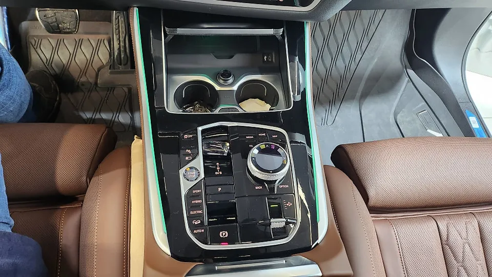 BMW X5のカーラッピング事例｜リアルカーボン調の高級感 施工写真 3-1