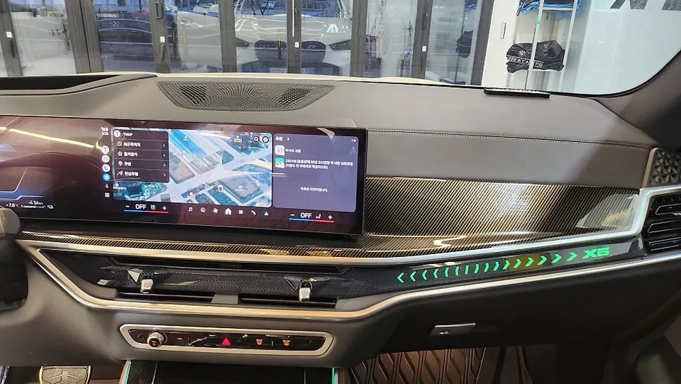 BMW X5のカーラッピング事例｜リアルカーボン調の高級感 施工写真 3-3
