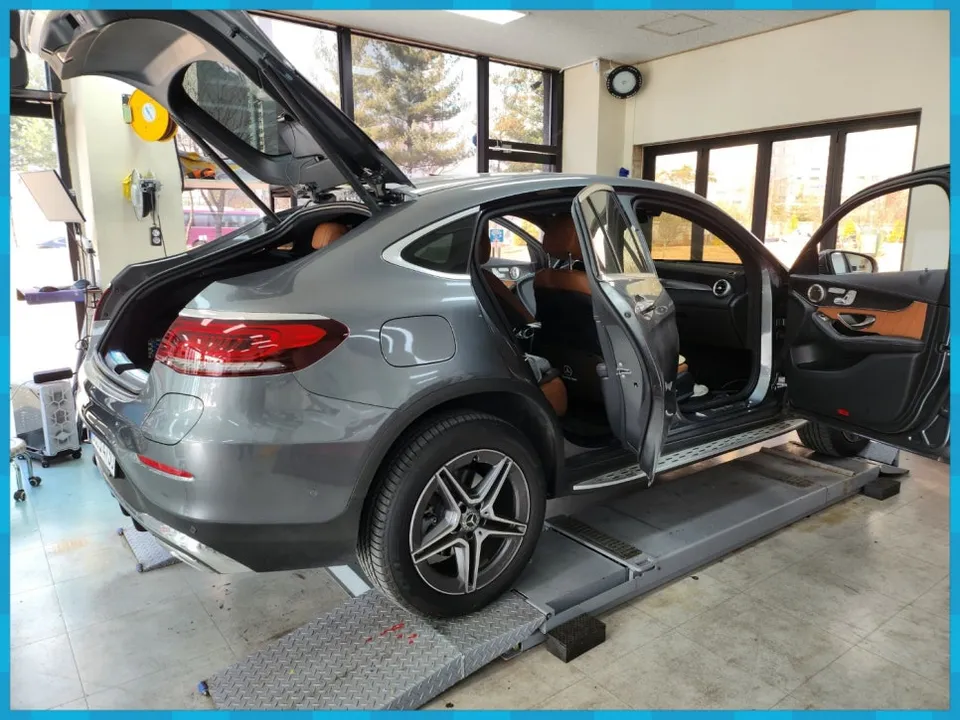 Mercedes-Benz E-Class ambient lighting - Mercedes-Benz E-Class Ambient Lighting Review — Enhanced Interior photo 4