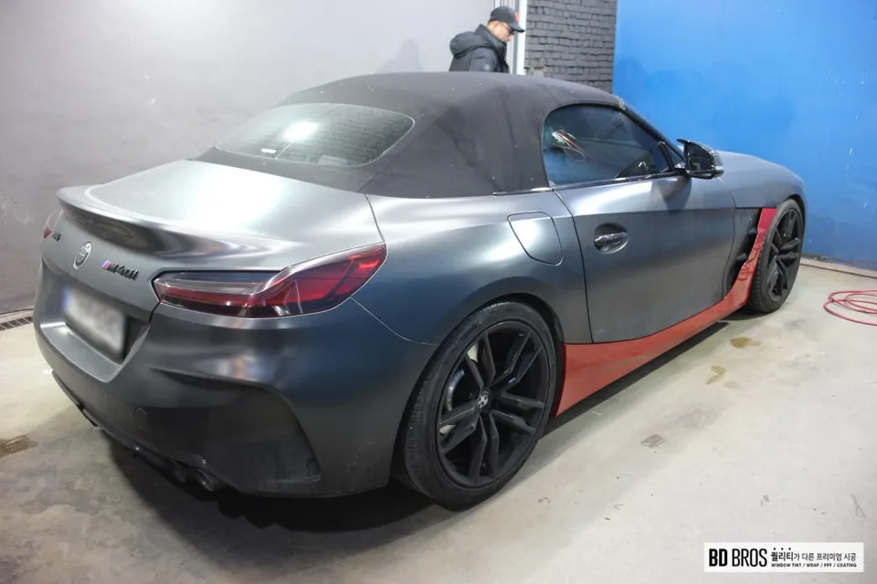 BMW Z4のカーラッピング事例|サテンブラックのカスタム 施工写真 3-1