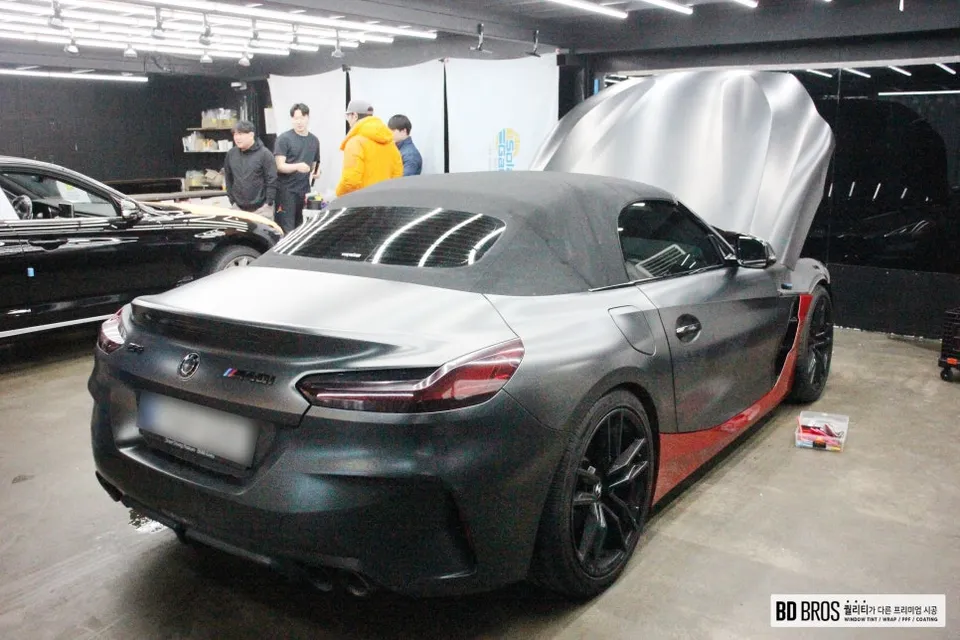 BMW Z4のカーラッピング事例|サテンブラックのカスタム 施工写真 2-3