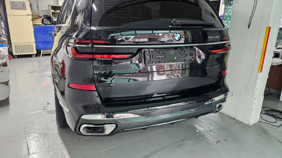 BMW X7のカーラッピング事例|クロームブラック化 施工写真 2-2