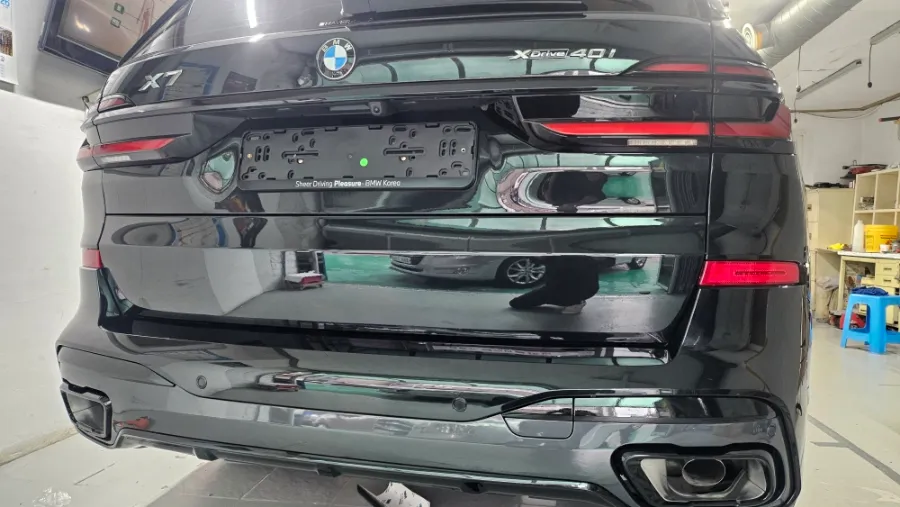 BMW X7のカーラッピング事例|クロームブラック化 施工写真 3-2