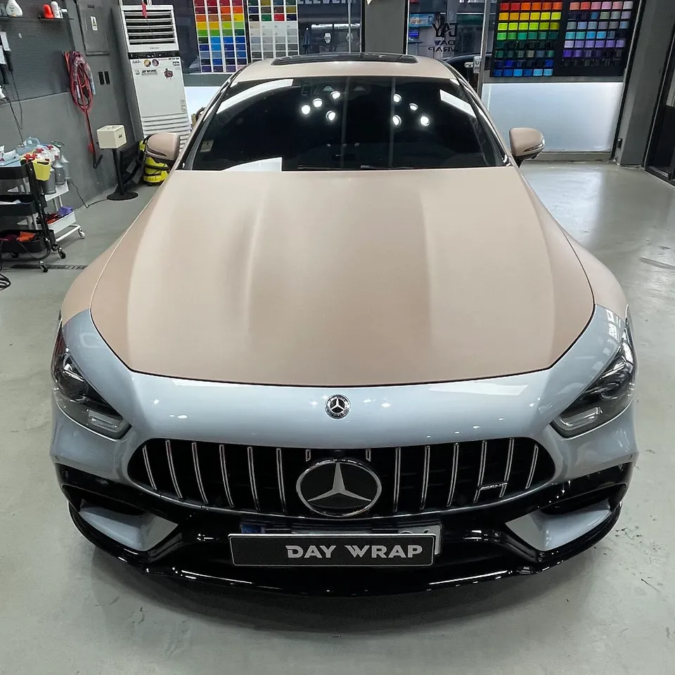 Mercedes-Benz AMG GT 43のカーラッピング事例|デカールで個性をプラス 施工写真 2-1