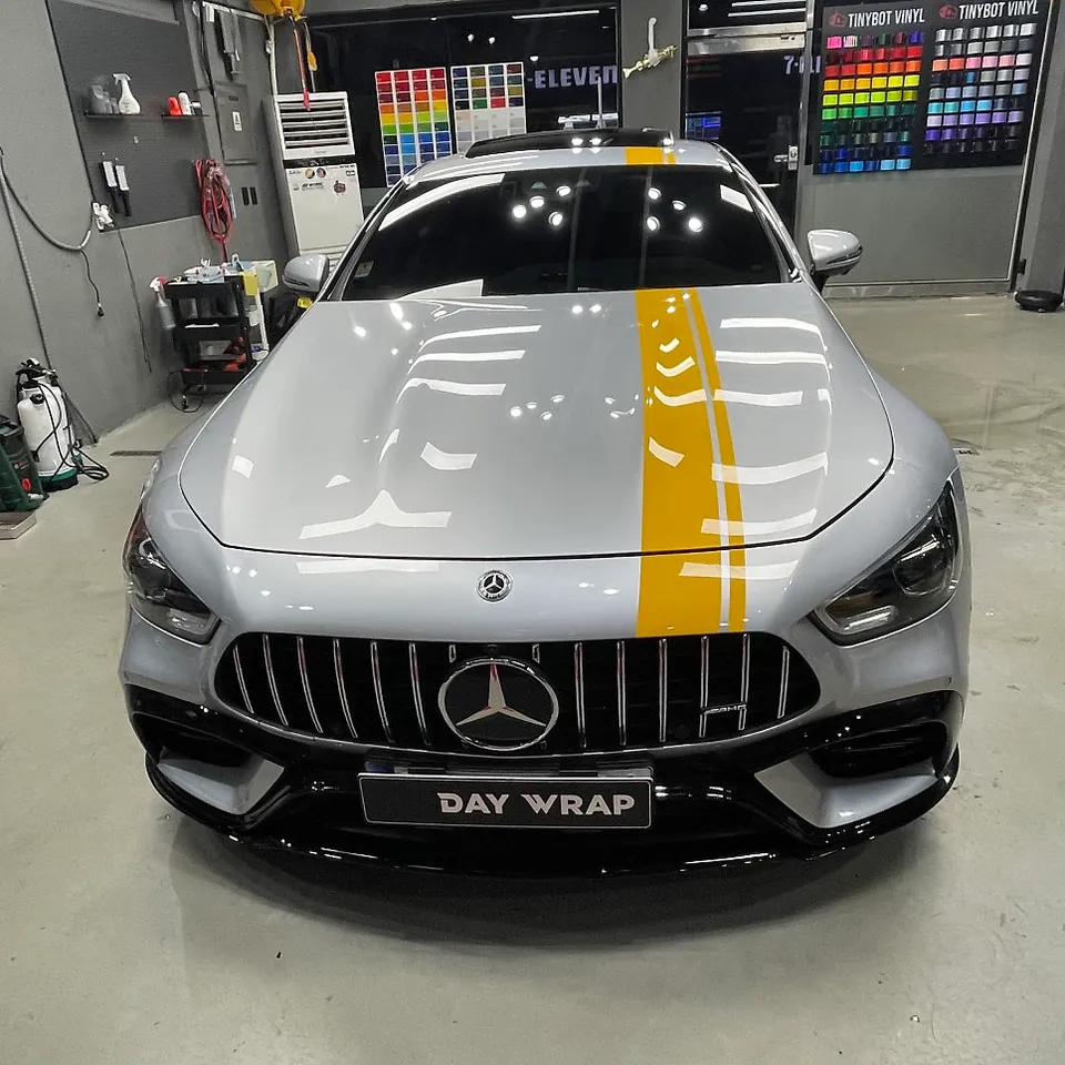 Mercedes-Benz AMG GT 43のカーラッピング事例|デカールで個性をプラス 施工写真 3-1