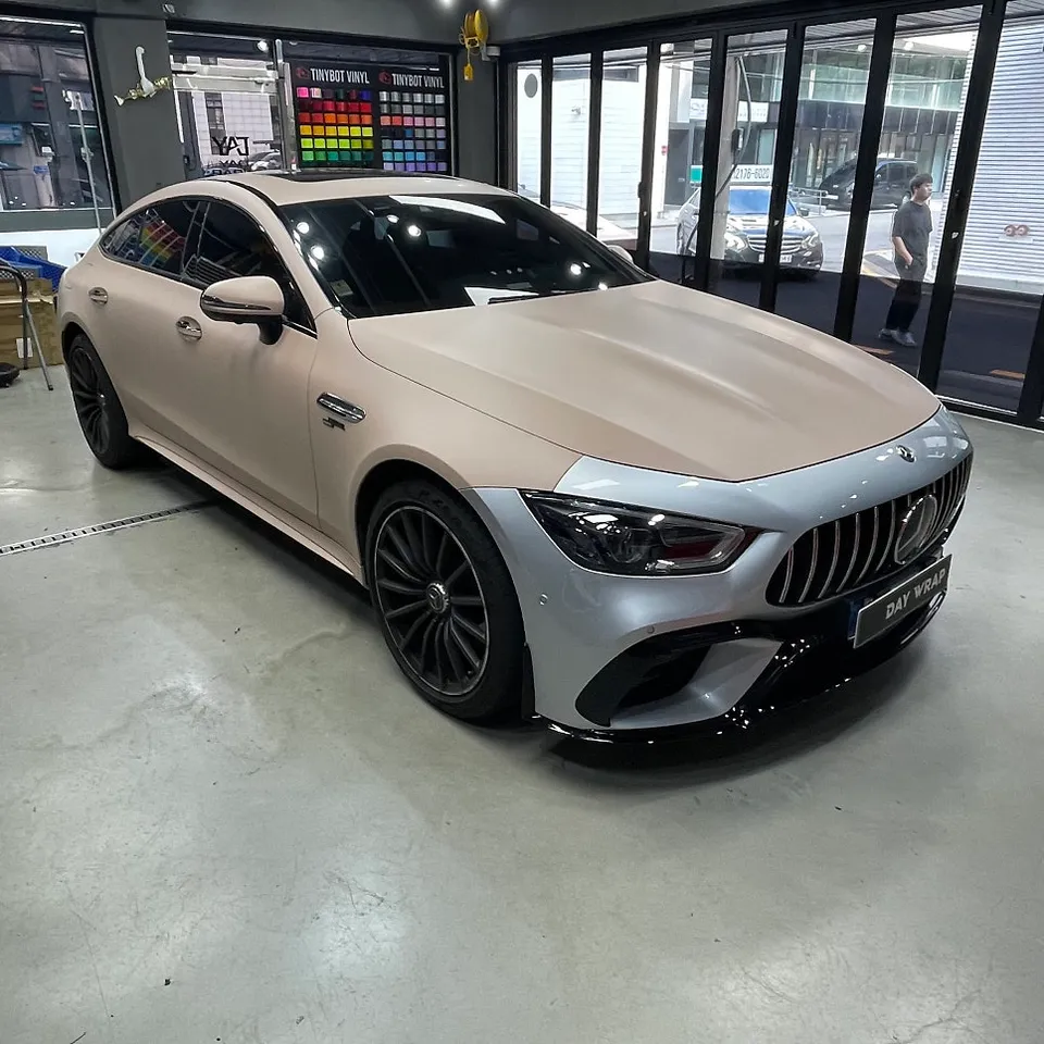 Mercedes-Benz AMG GT 43のカーラッピング事例|デカールで個性をプラス 施工写真 1-2