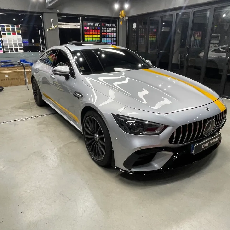 Mercedes-Benz AMG GT 43のカーラッピング事例|デカールで個性をプラス 施工写真 2-2
