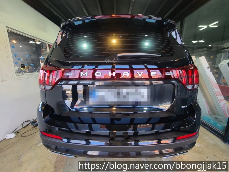 Kia Mohaveのカーラッピング事例:クロームパーツをブラック化 施工写真 1-2