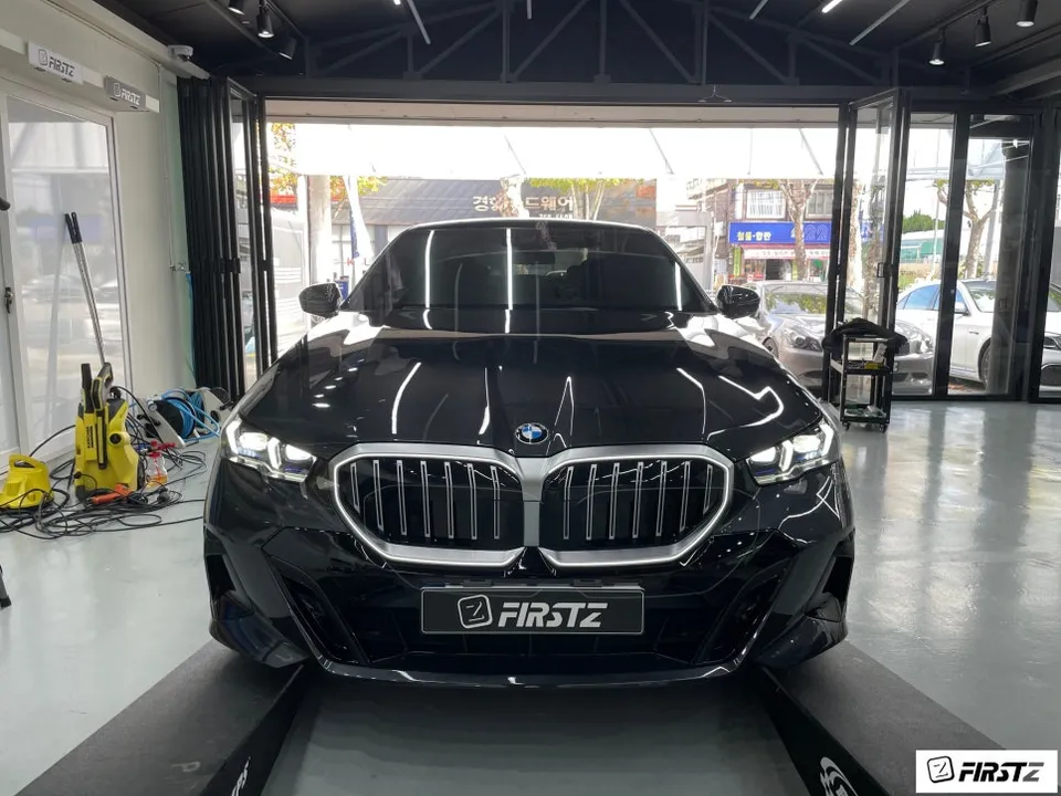 BMW 5 Seriesのカーラッピング事例|LEDグリルをブラックアウト 施工写真 1-1