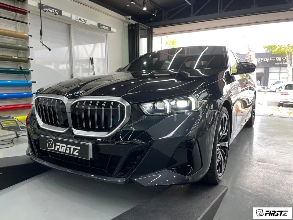 BMW 5 Seriesのカーラッピング事例|LEDグリルをブラックアウト 施工写真 2-1