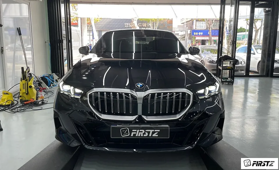 BMW 5 Seriesのカーラッピング事例|LEDグリルをブラックアウト 施工写真 2-2