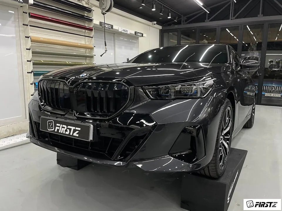 BMW 5 Seriesのカーラッピング事例|LEDグリルをブラックアウト 施工写真 3-2