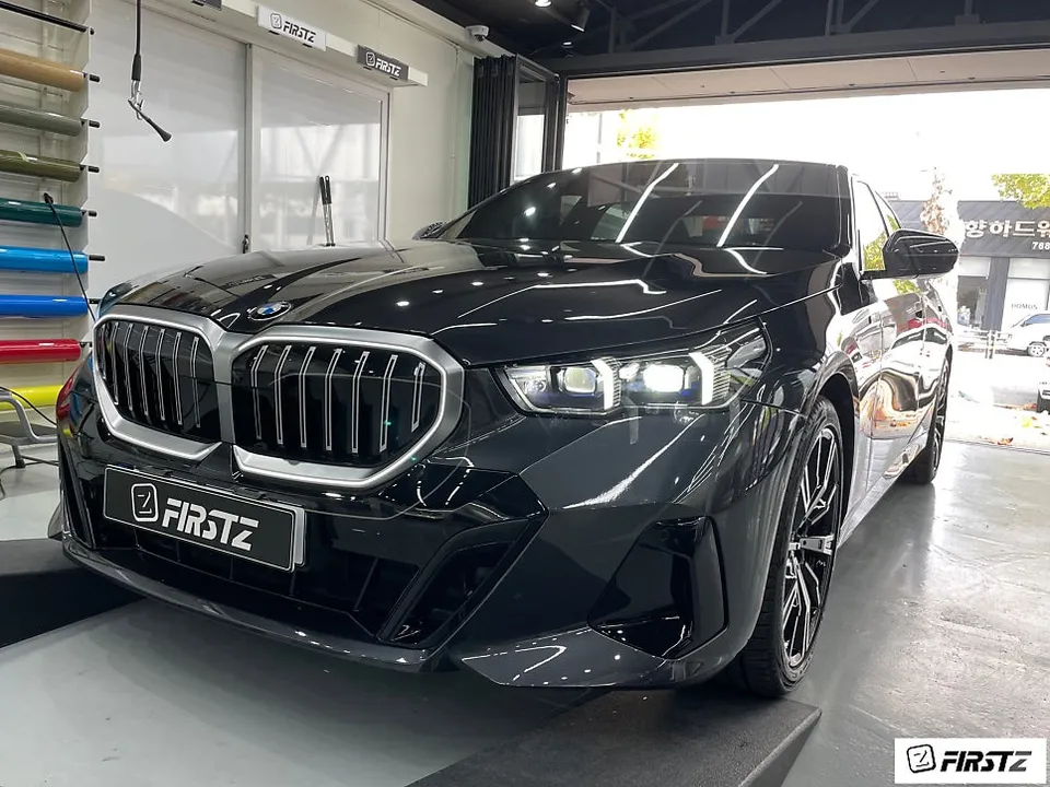 BMW 5 Seriesのカーラッピング事例|LEDグリルをブラックアウト 施工写真 1-3