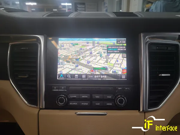 Porsche MacanのAndroid Auto・CarPlay取付事例 施工写真 2-1