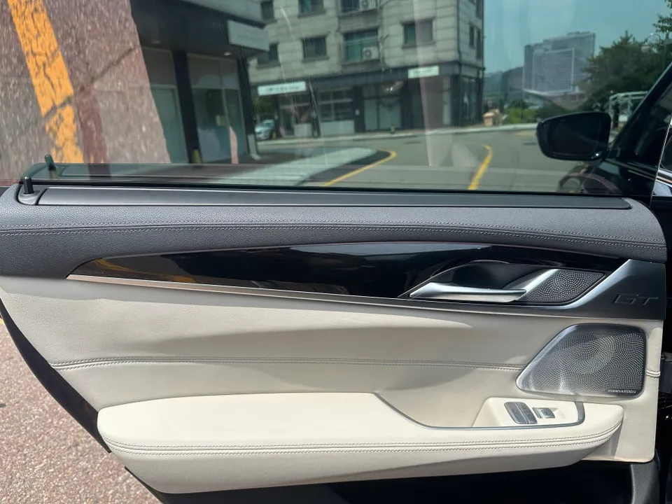 BMW 6 Series GTのカーラッピング事例|実写と費用目安 施工写真 2-2