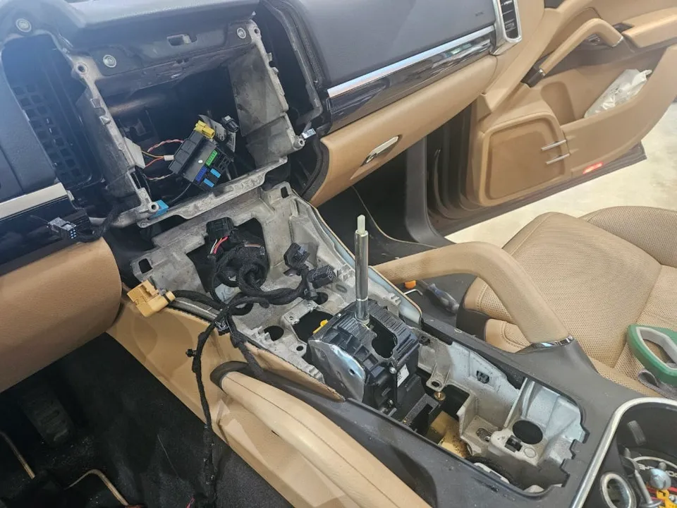 Porsche Cayenne 958のAndroid Auto・CarPlay取付事例 施工写真 2-2