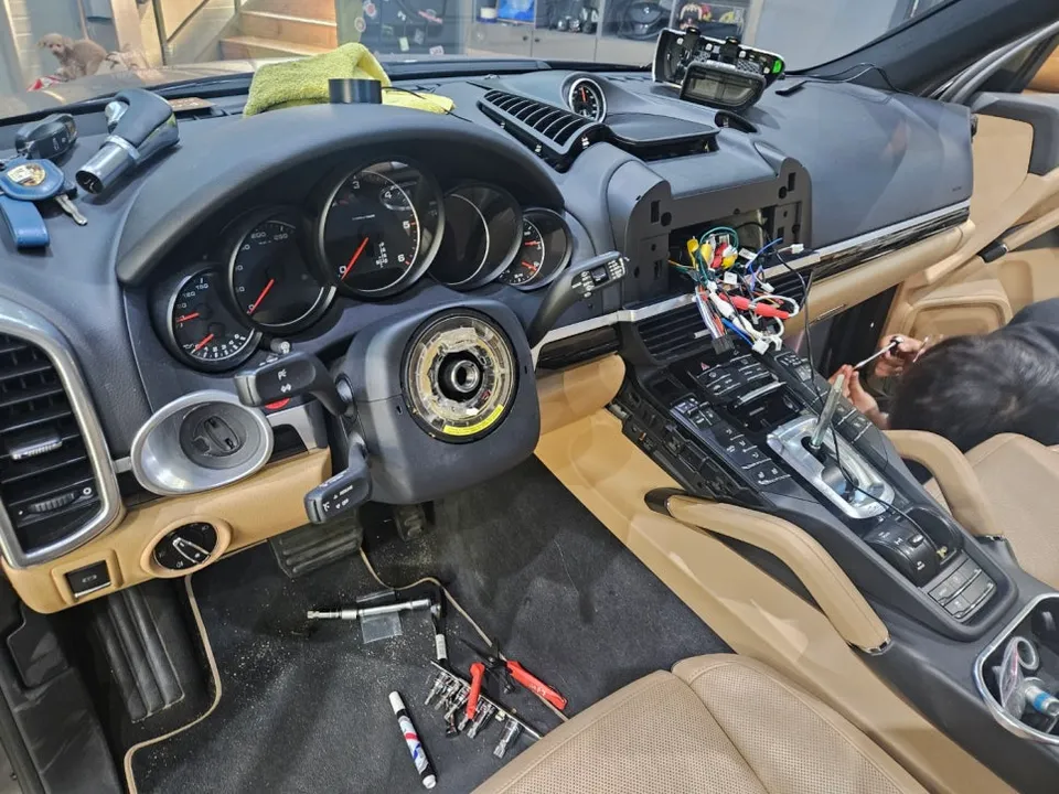 Porsche Cayenne 958のAndroid Auto・CarPlay取付事例 施工写真 3-2