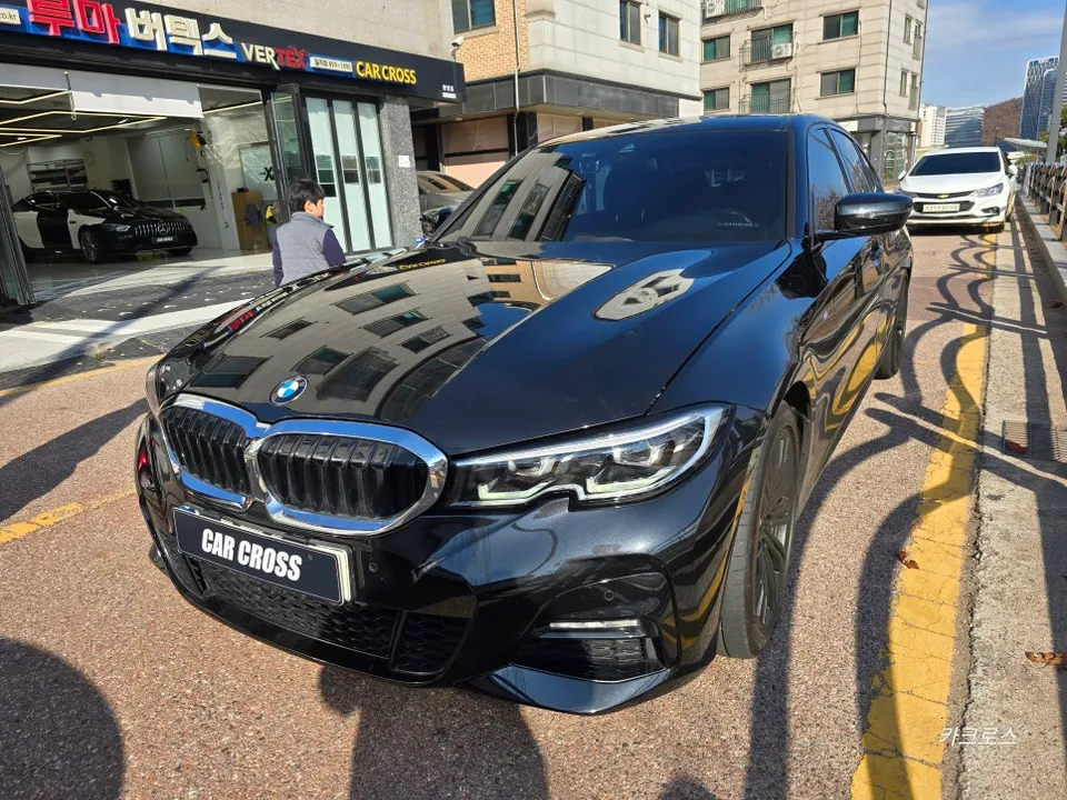 BMW 3 Seriesのグリルラッピング事例|費用目安・仕上がり 施工写真 2-1