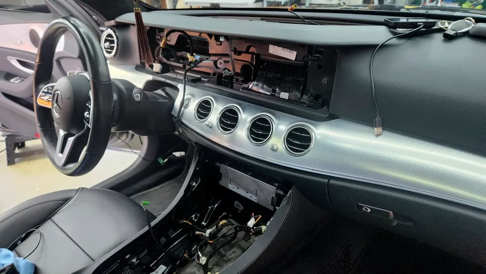 Mercedes-Benz E-Class W213のAndroid Auto・CarPlay取付事例 施工写真 4-1