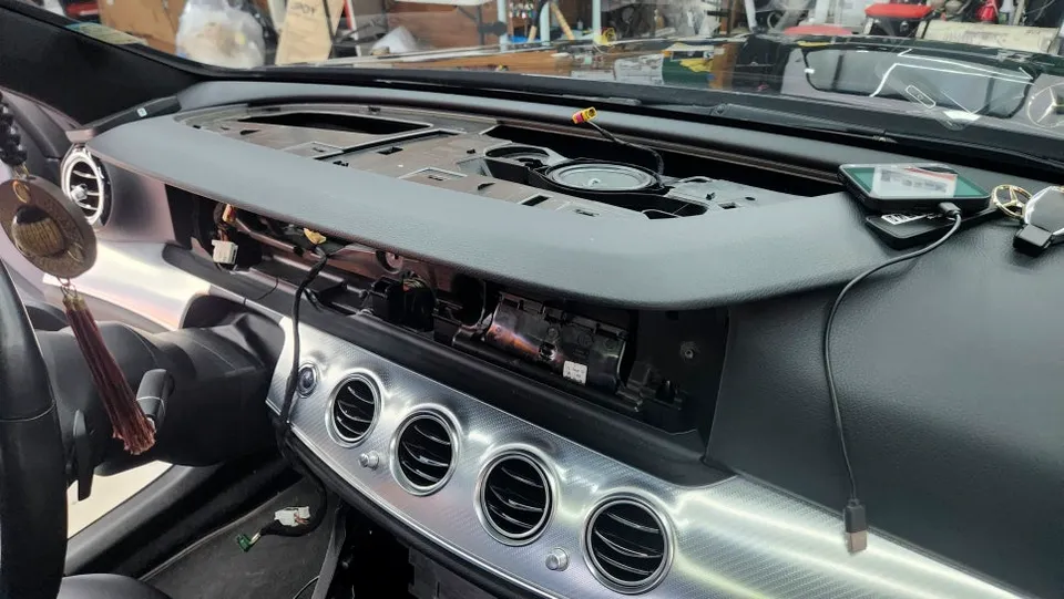 Mercedes-Benz E-Class W213のAndroid Auto・CarPlay取付事例 施工写真 1-2
