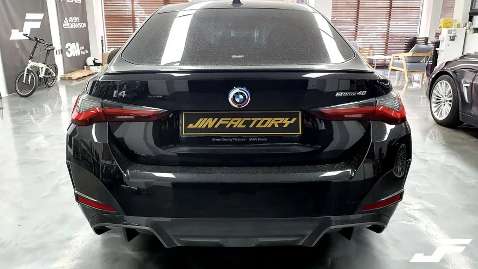 BMW i4のカーラッピング事例|リアディフューザーのカスタム 施工写真 2-1