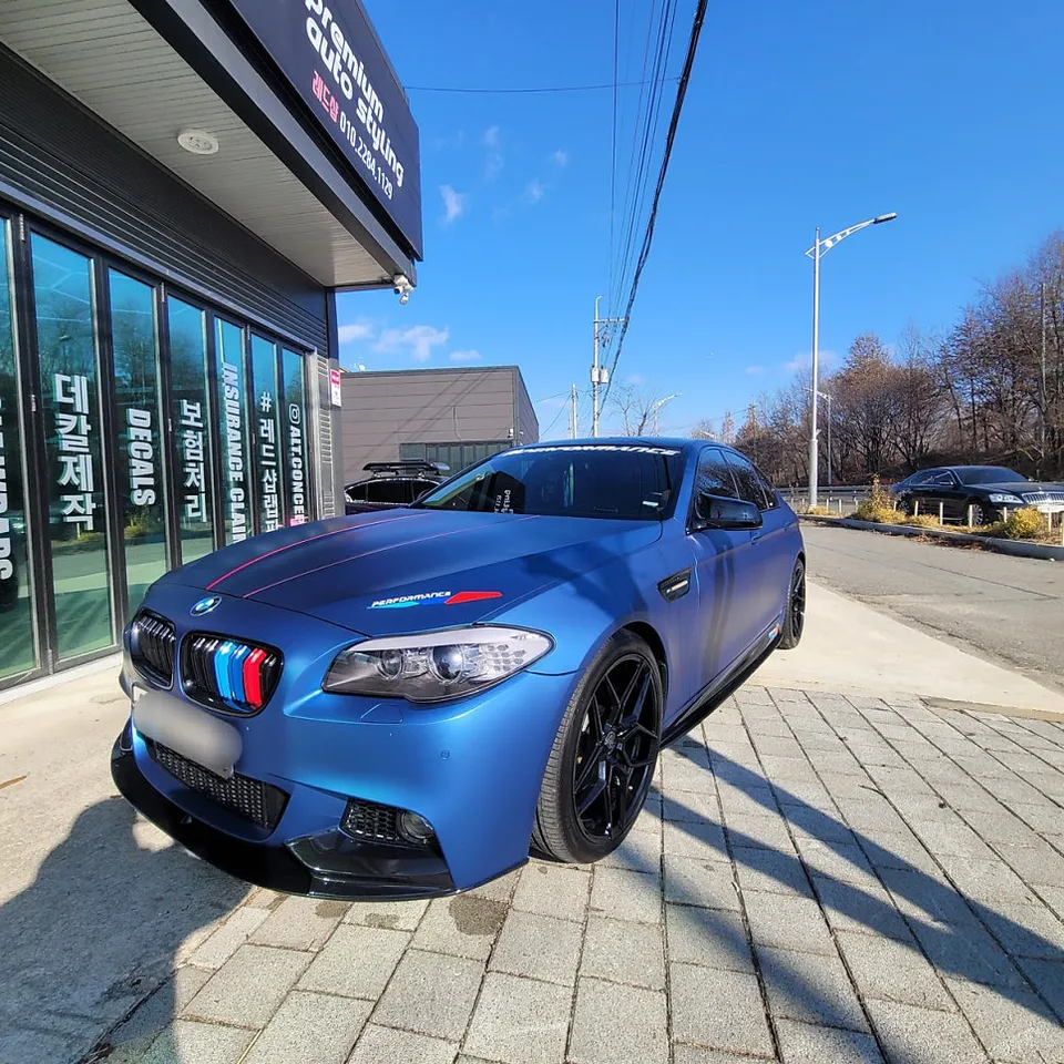 BMW M5のカーラッピング事例|ラインデザインの費用と仕上がり 施工写真 3-1