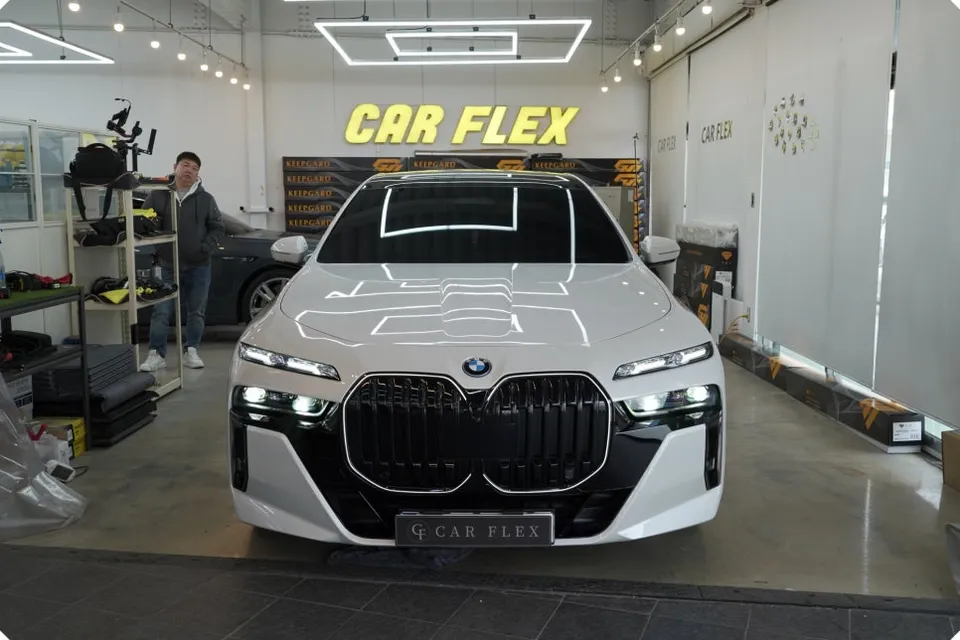 BMW 7 SeriesのPPF施工事例|黄ばみ対策と仕上がり 施工写真 1-2