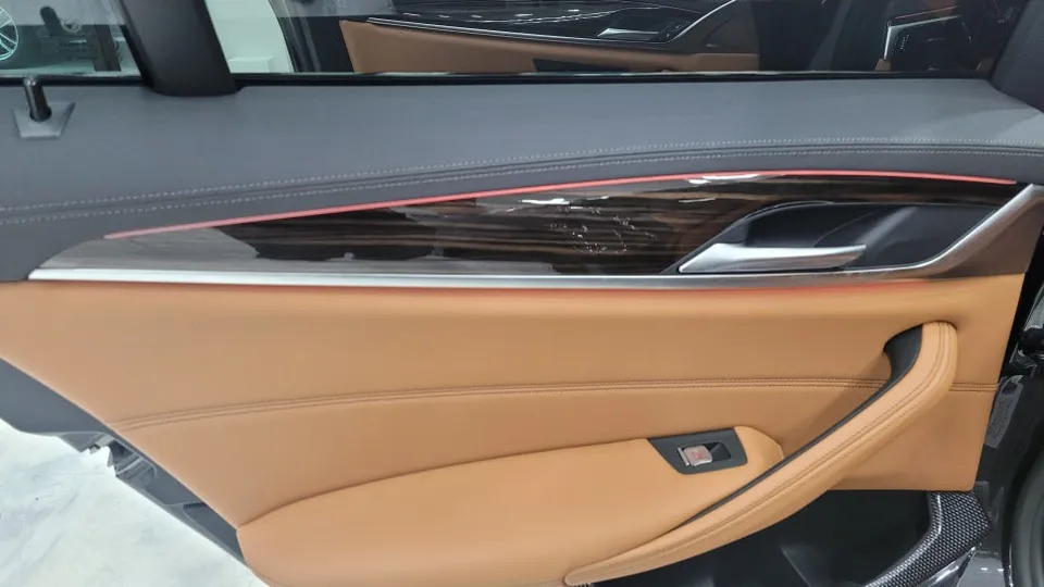 BMW 5 Series vinyl wrap - BMW 5 Series Vinyl Wrap Review: Stunning Interior Transformation photo 4