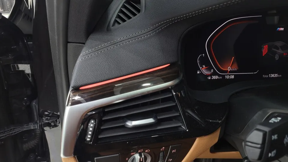 BMW 5 Seriesのカーラッピング事例|内装カスタム 施工写真 1-2