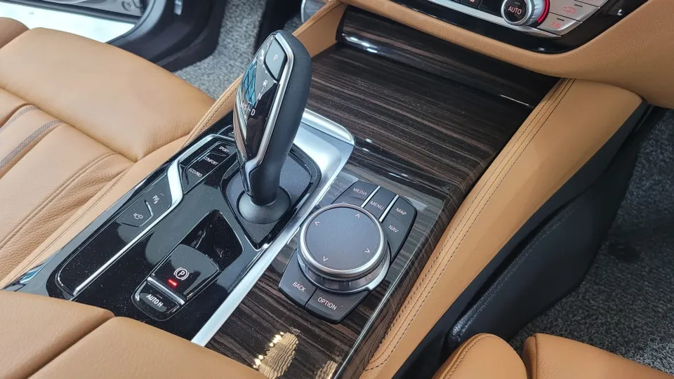 BMW 5 Seriesのカーラッピング事例|内装カスタム 施工写真 2-2