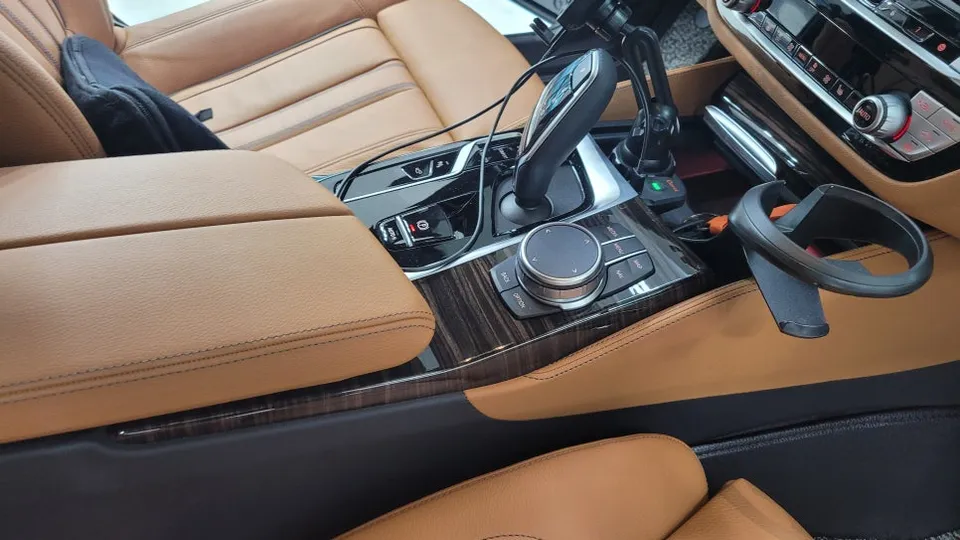 BMW 5 Seriesのカーラッピング事例|内装カスタム 施工写真 3-2