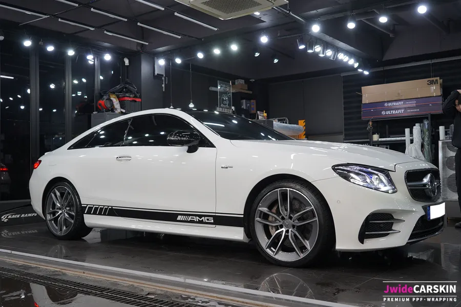 Mercedes-Benz E53 AMG W213 vinyl wrap - Mercedes-Benz E53 AMG Vinyl Wrap Review: Sporty Side Decals photo 4