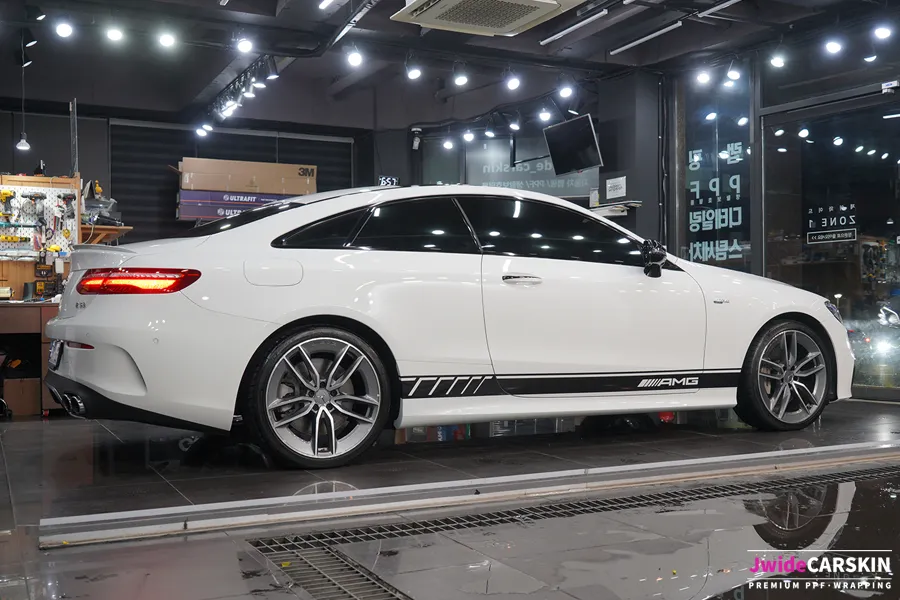Mercedes-Benz E53 AMG W213 vinyl wrap - Mercedes-Benz E53 AMG Vinyl Wrap Review: Sporty Side Decals photo 5