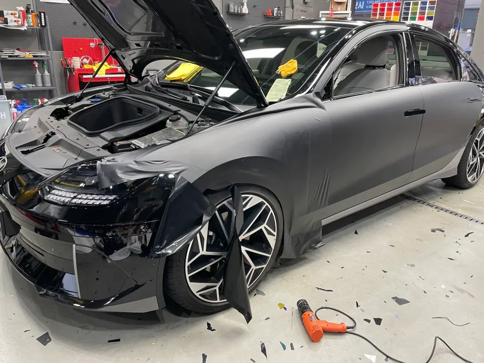 Hyundai IONIQのカーラッピング事例|マットブラックの高級感 施工写真 1-2