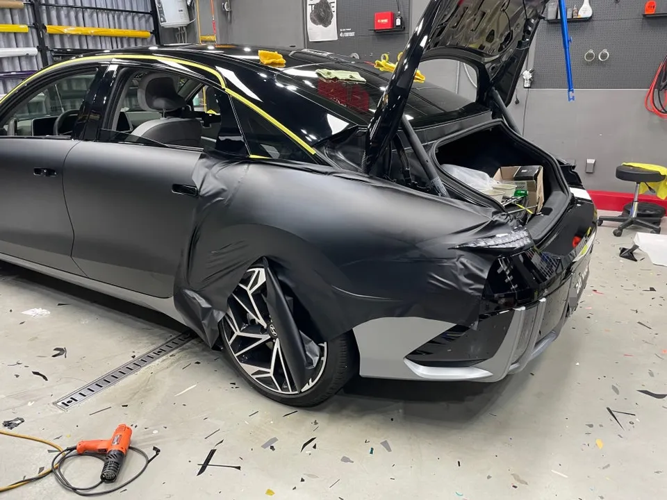 Hyundai IONIQのカーラッピング事例|マットブラックの高級感 施工写真 3-2