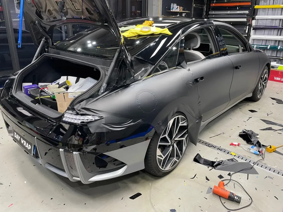 Hyundai IONIQのカーラッピング事例|マットブラックの高級感 施工写真 1-3