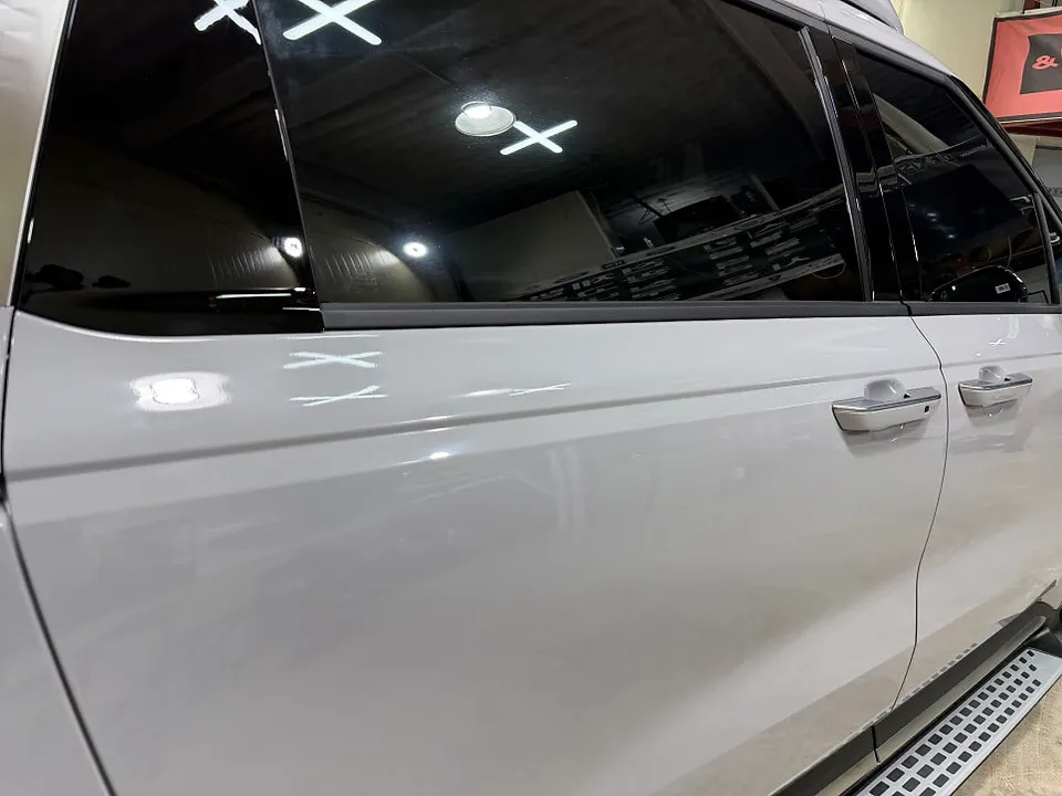 Kia Carnival Hi-Limousineのカーラッピング事例 施工写真 3-2