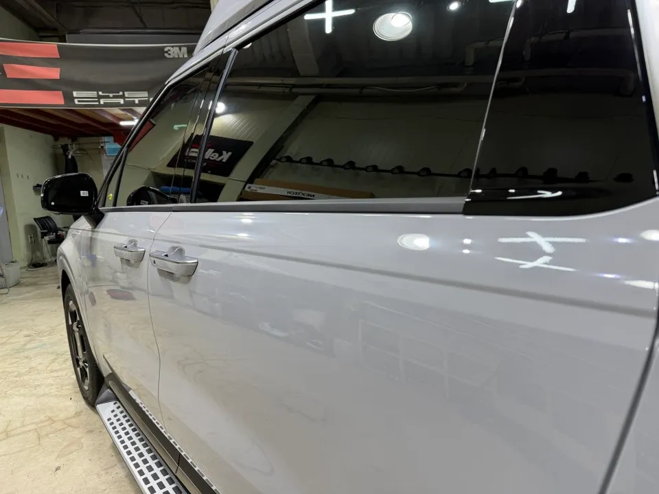 Kia Carnival Hi-Limousineのカーラッピング事例 施工写真 4-2