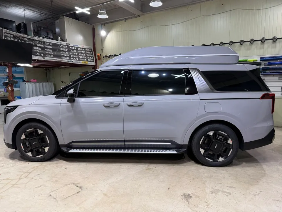 Kia Carnival Hi-Limousineのカーラッピング事例 施工写真 1-3