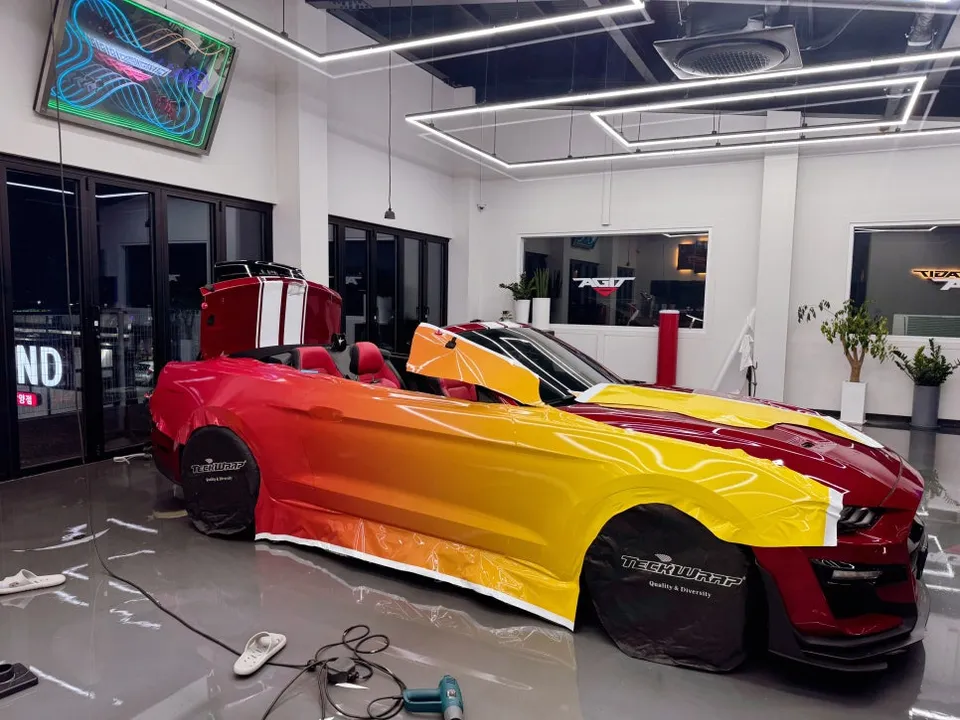 Ford Mustang Convertibleのカーラッピング事例|費用目安・仕上がり 施工写真 1-2