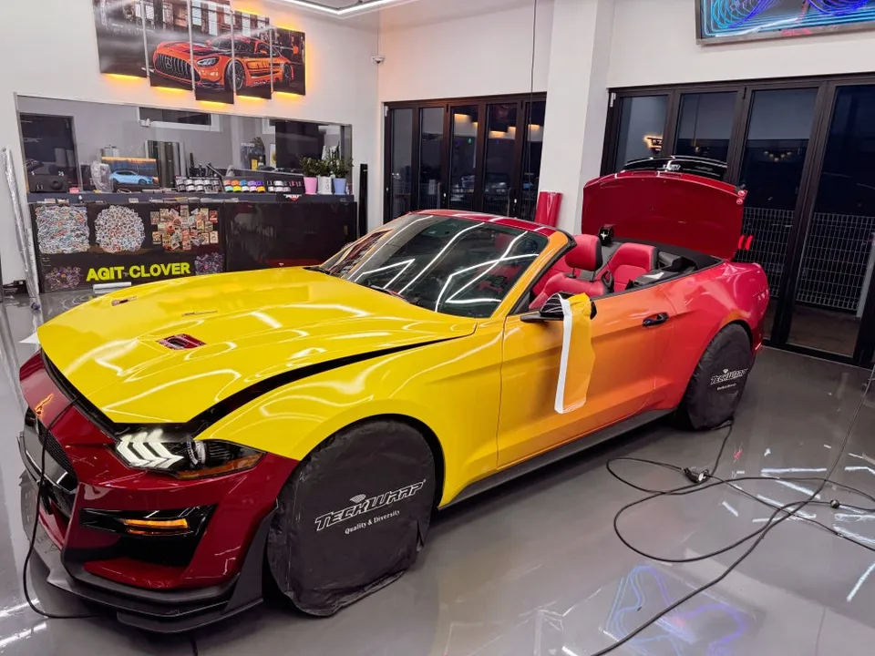 Ford Mustang Convertibleのカーラッピング事例|費用目安・仕上がり 施工写真 3-2