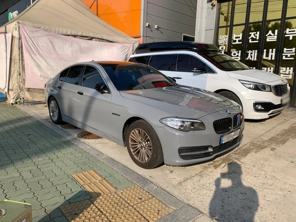 BMW 5 Series F10 カーラッピング事例|ロックグレーの仕上がり 施工写真 3-1