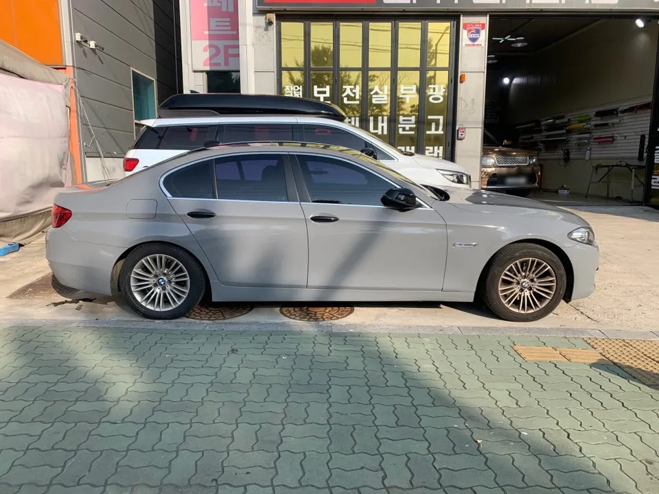 BMW 5 Series F10 カーラッピング事例|ロックグレーの仕上がり 施工写真 1-2